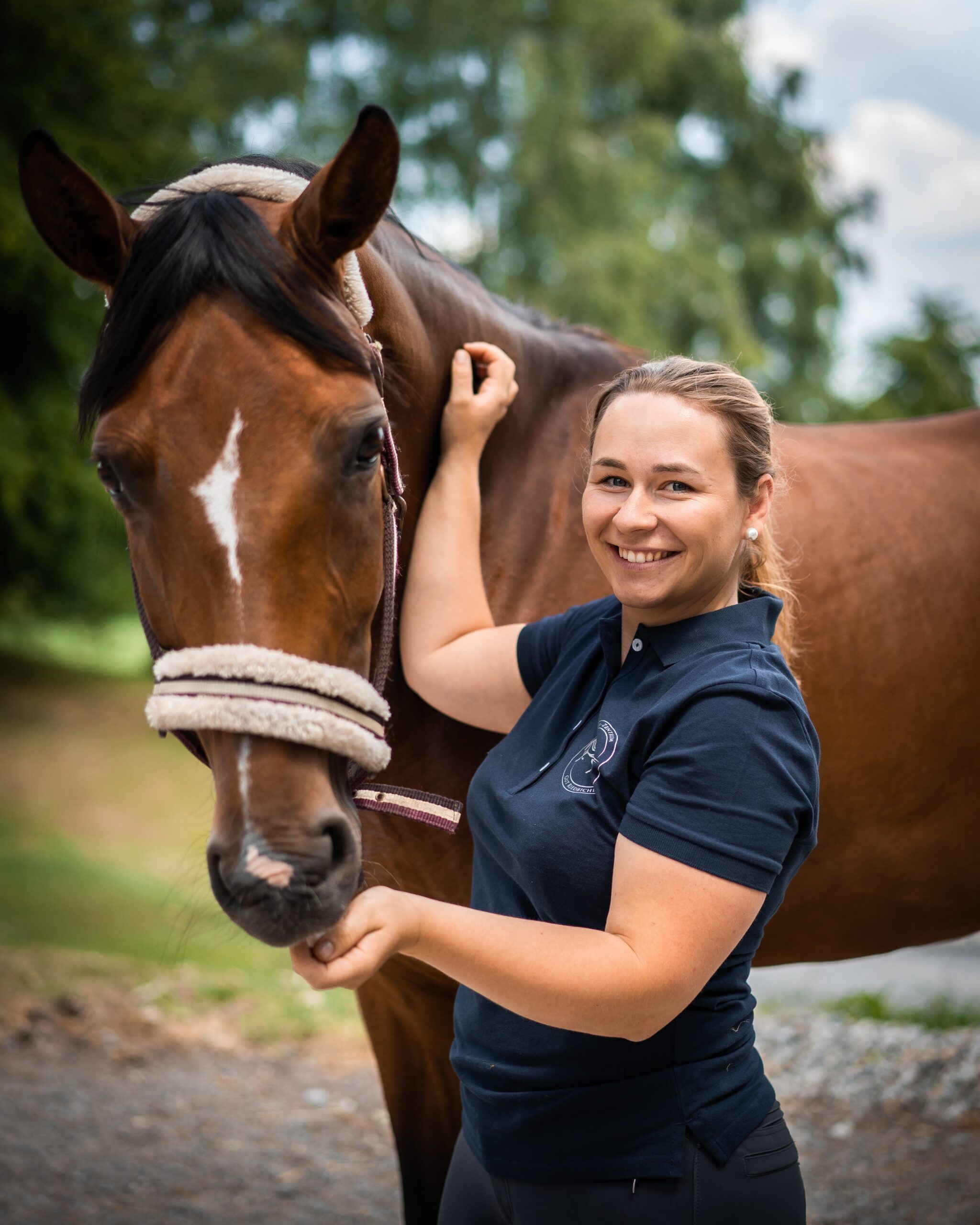 Therapieassistentin Mara mit Pferd