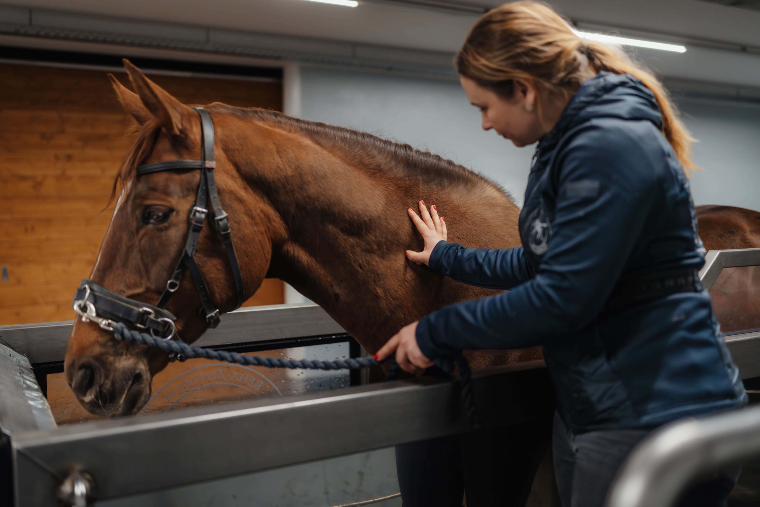 Unsere Therapieassistentin Mara von RehaExpress für mobile Pferdereha mit Pferd